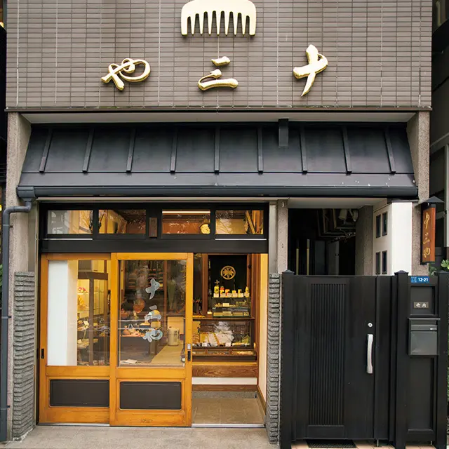 店内では作業風景が見られることも