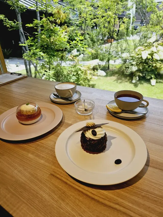 紫陽花とカフェの画像_5