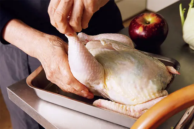 焼く前に全体にオイルを塗る。マッサー ジするように手でしっかりすり込む。