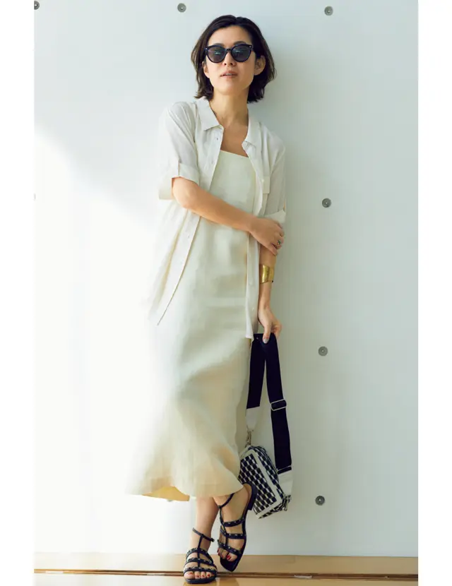 全身白コーデのスタイリスト 大草直子さん