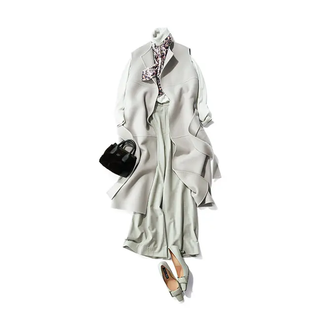 赤みを帯びたグレーが 辛口服をエレガントに見せて