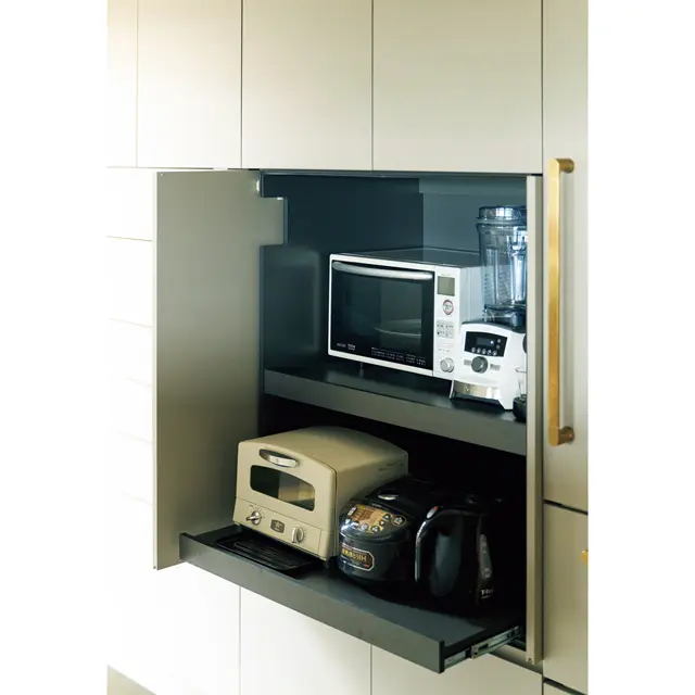 電子レンジ、オーブントースター、炊飯器、コーヒーメーカーなどキッチン家電類をすべて収めつつ、その場で使える収納スペースも確保。下段は使用時に引き出せるように。扉を閉めればすっきり