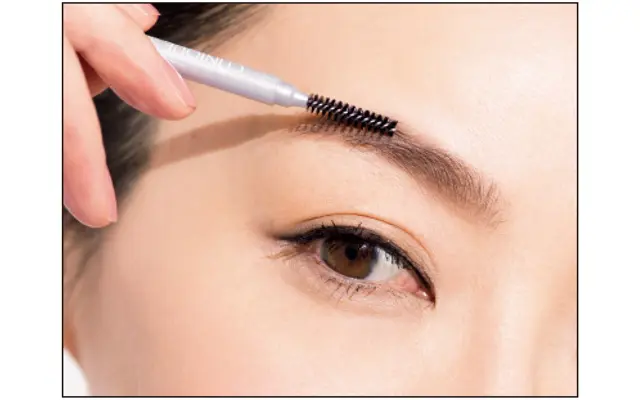 《眉》ダークブラウンで眉の下側中心に描く