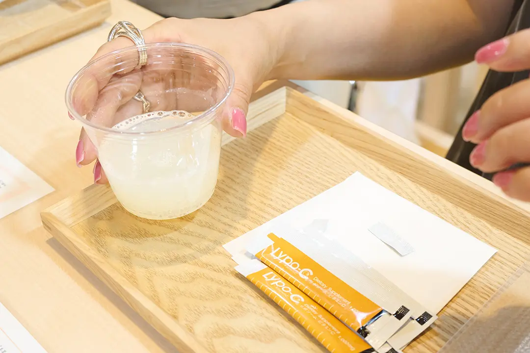 リポC　イベント　試飲　トライアルの様子　炭酸水で割っての試飲