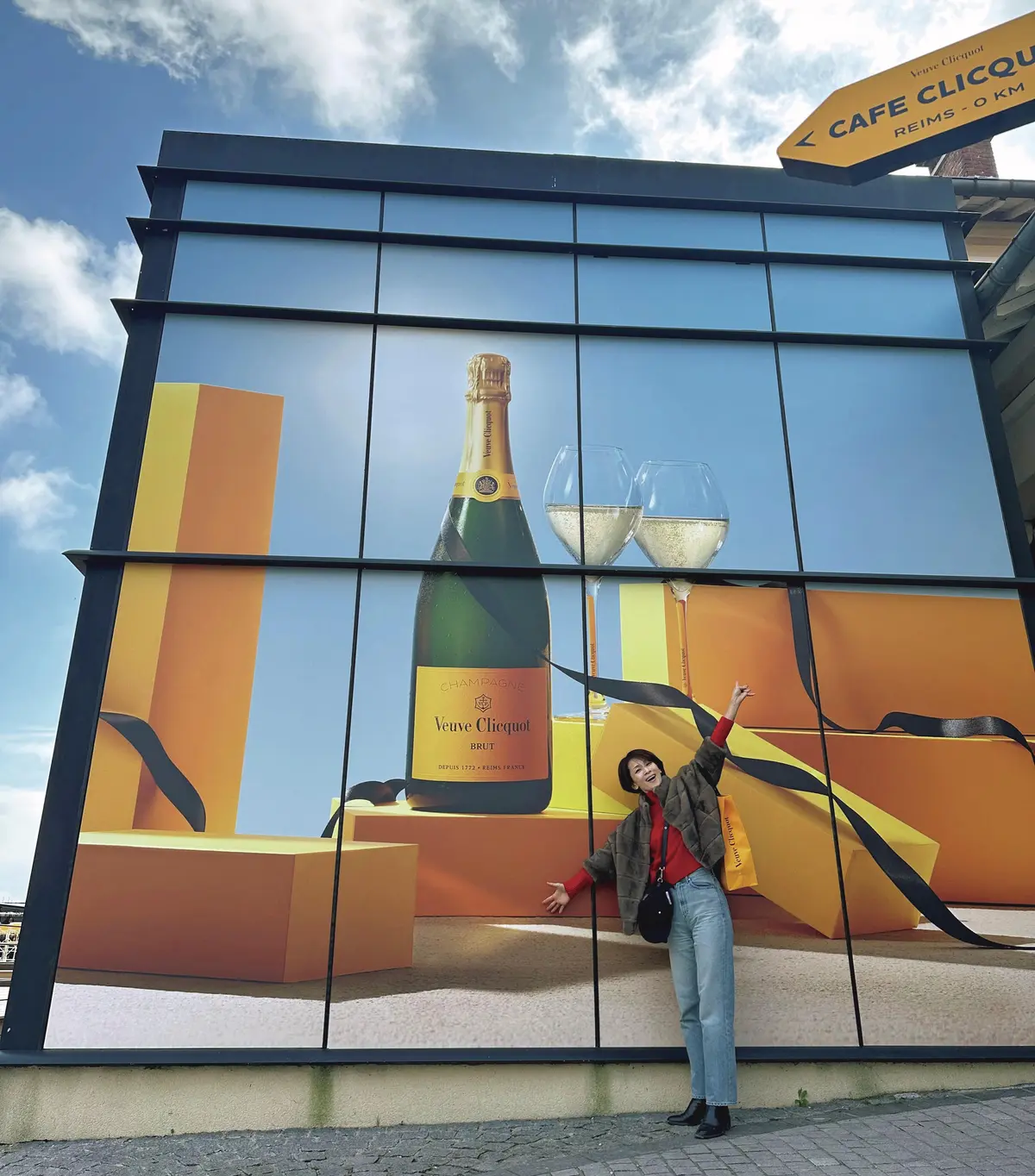 華組　新メンバー紹介　内村舞子さん（50歳）「シャンパンが大好きなので、フ ランスに旅行した際にはシャン パーニュ地方まで足をのばしま した。ヴーヴクリコの本社にて 大きなボトルと一緒に記念撮影」