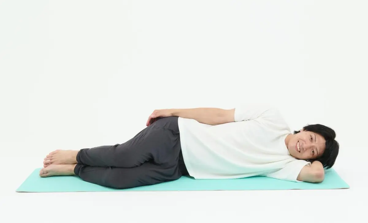 OurAge×Webエクラ　１）横向きに膝を曲げて寝ます。