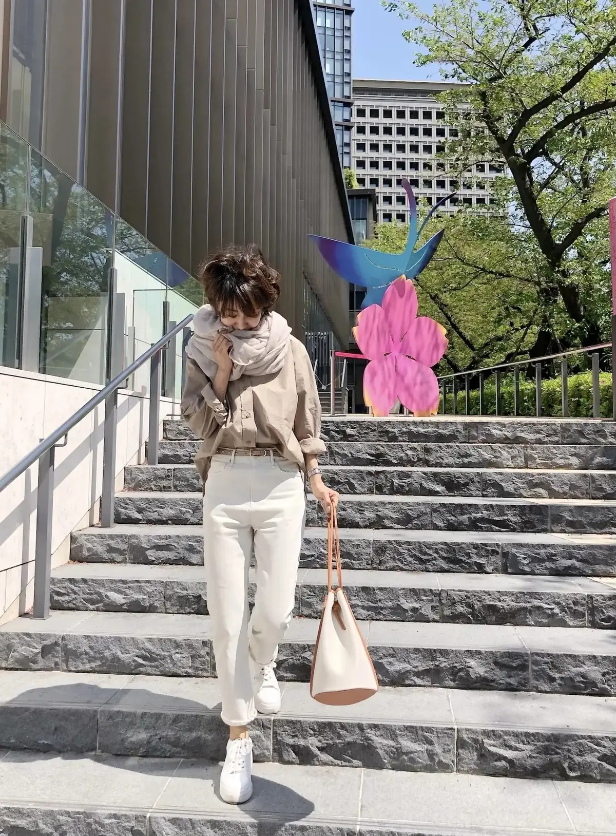 おしゃれな50代はここが違う！「スニーカーで外す」きれいめカジュアル