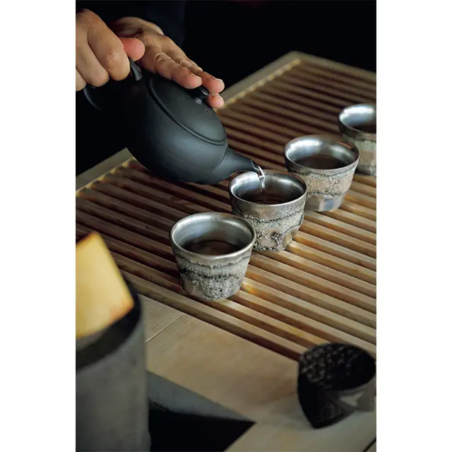 日本茶をいれる所作も美しい