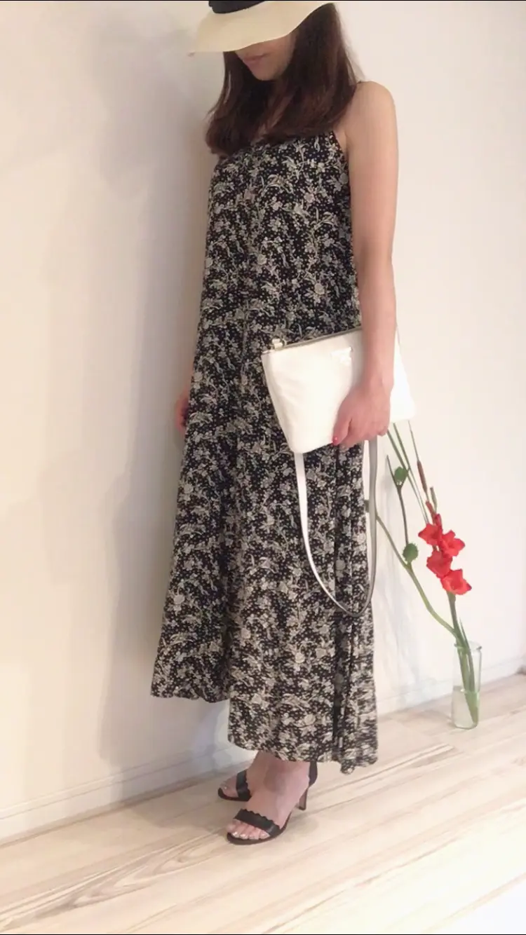 白×黒の花柄ワンピースとヒールサンダルでコーディネート