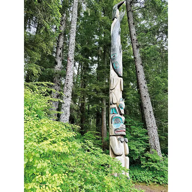 シ トカ国立歴史公園では、 先住民族が残した伝統 的なトーテムポールを 見ながらの森歩きが気 持ちいい