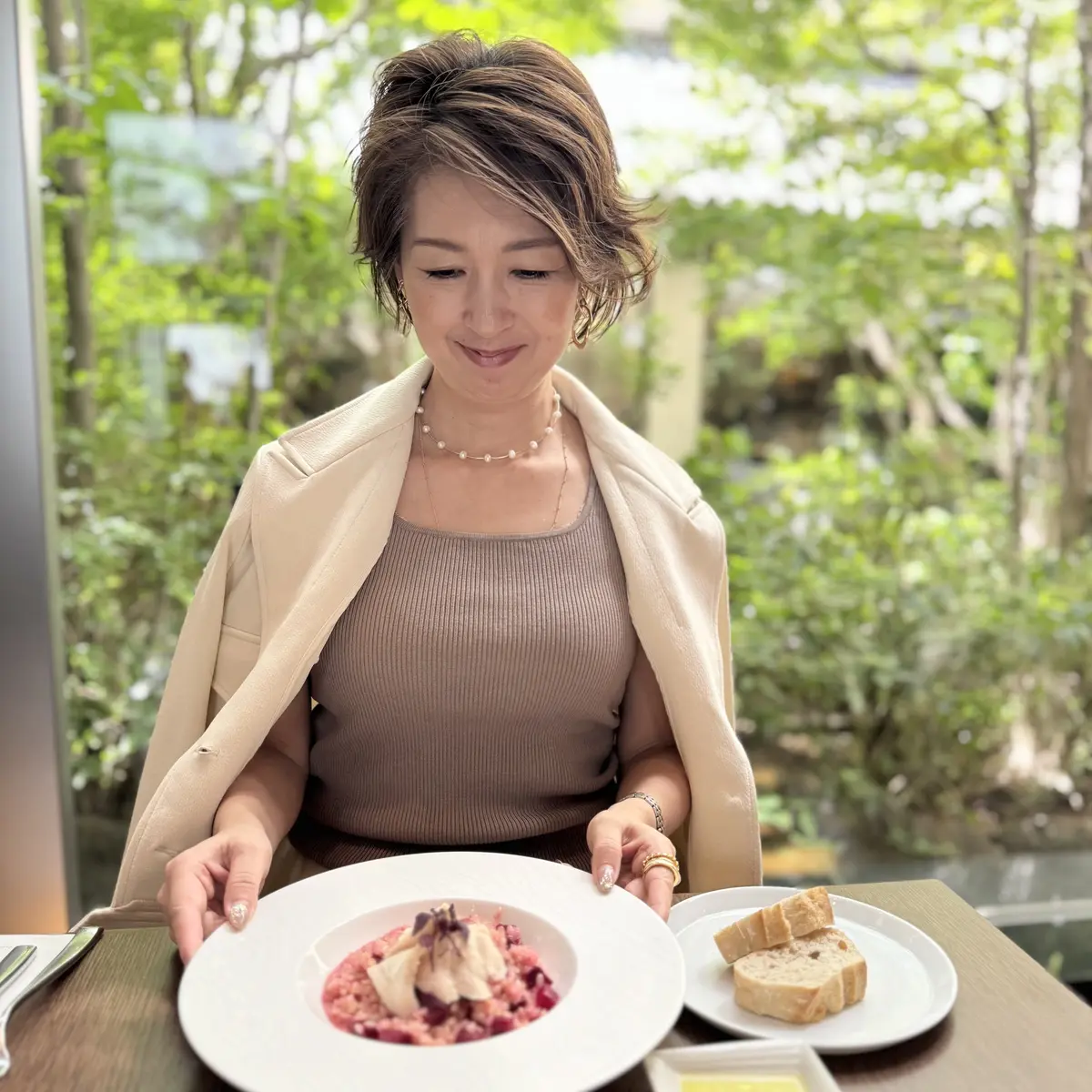 光沢スカートでつくる淡トーンのご近所ランの画像_3