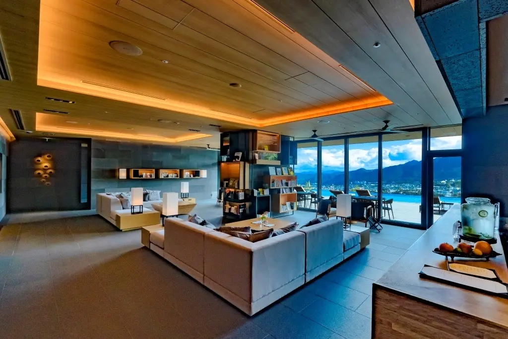 ラウンジはいつでも自由に使えるフリースペース。 ソファでは、気になる本を手に取ってみて。