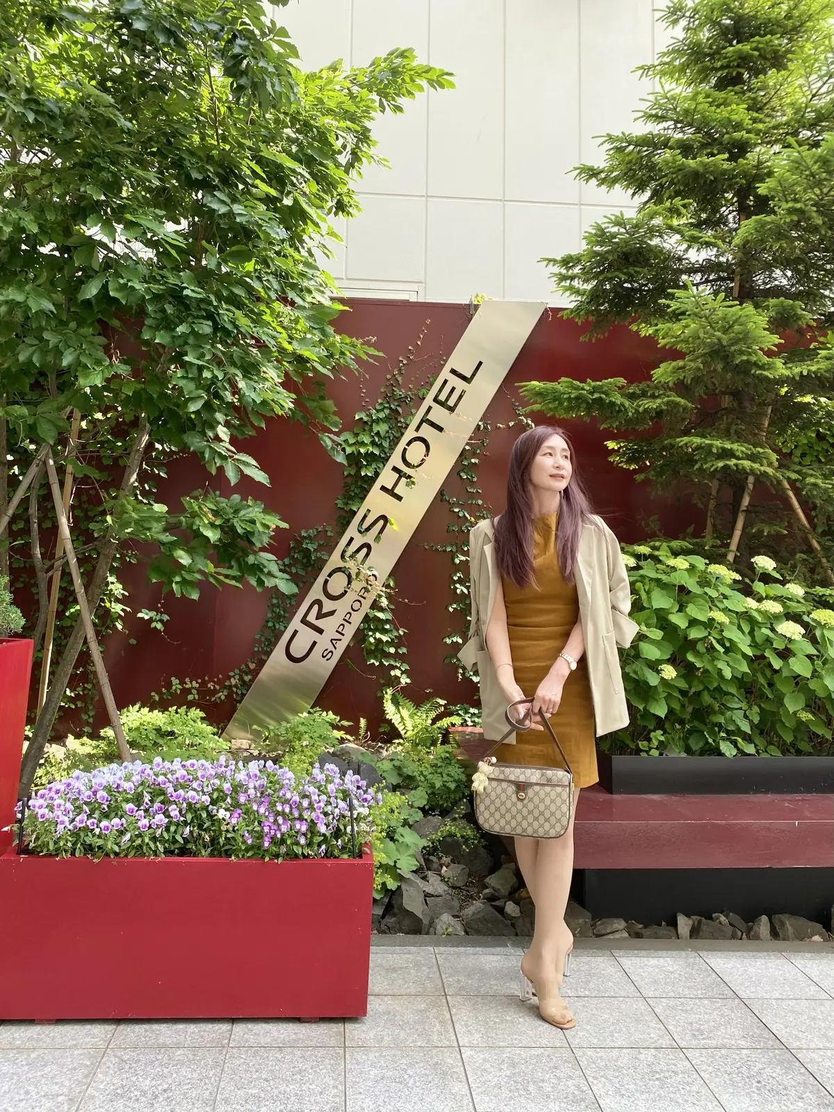 カラシ色の麻ワンピにべーのジャケット