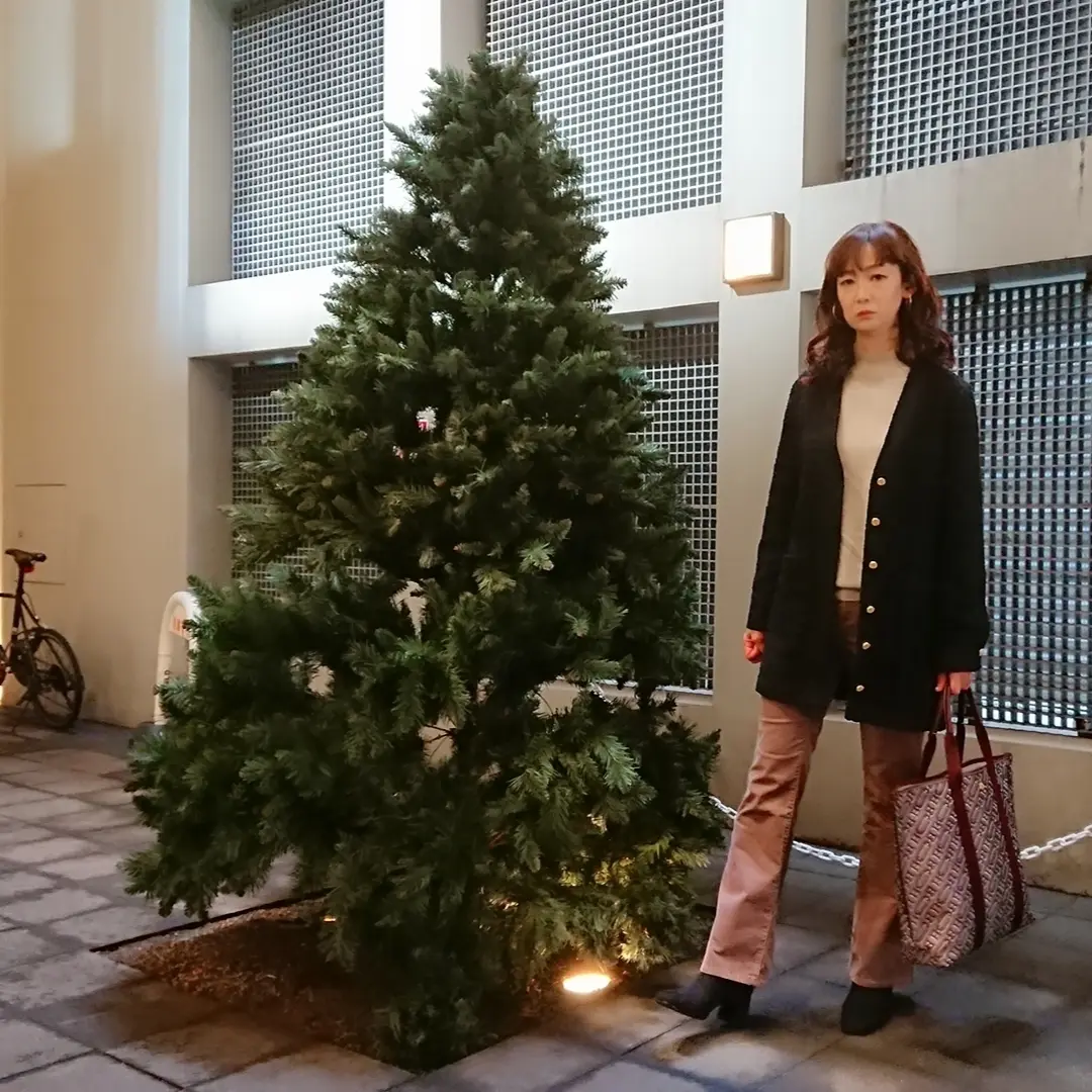 黒ジャケット  ブラウンパンツ  トートバッグ