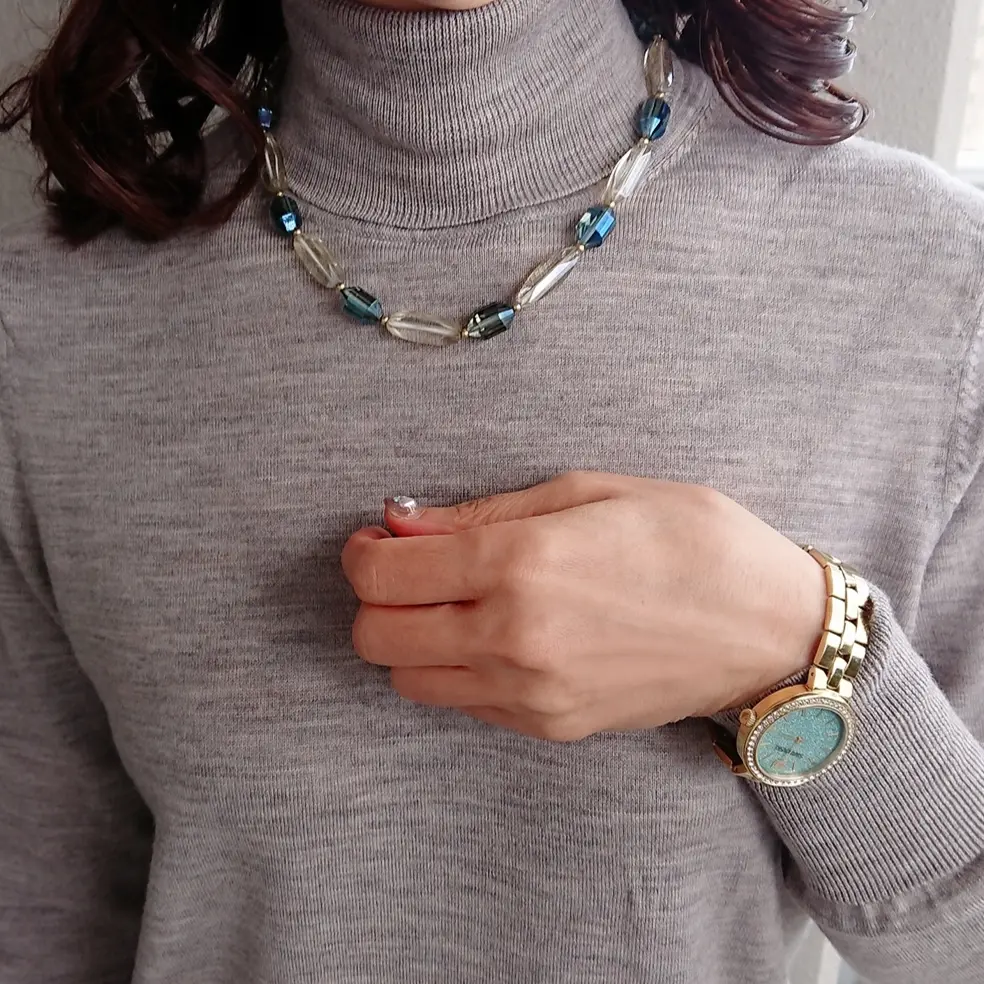 グレーニット  ブルーネックレス   ゴールドウォッチ