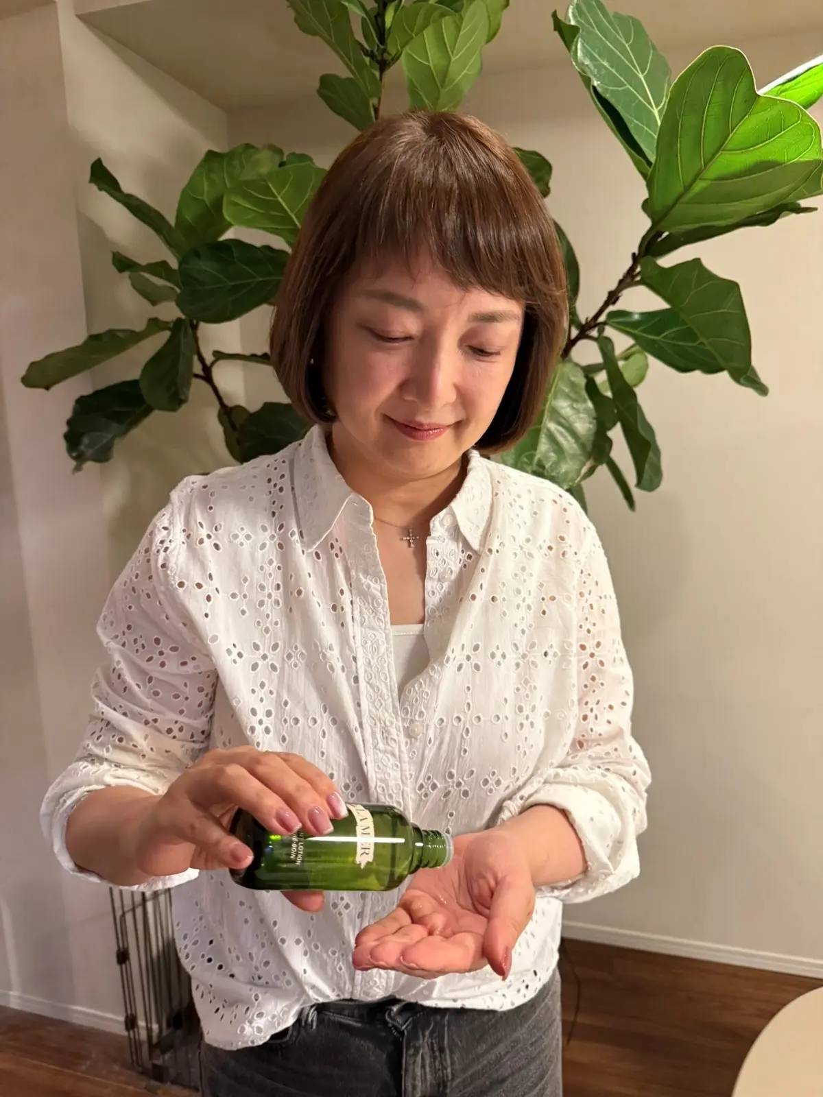 クレーム・ドゥ・ラ・メールを塗っているエクラ華組の梅澤さん