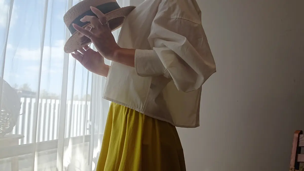 デニールdenierのコットン100%の黄色いスカート　少しはりがあってラインがきれいにキマリます　28,600円