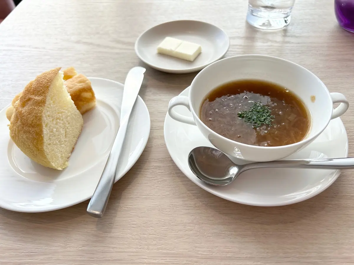 オニオンスープとパン