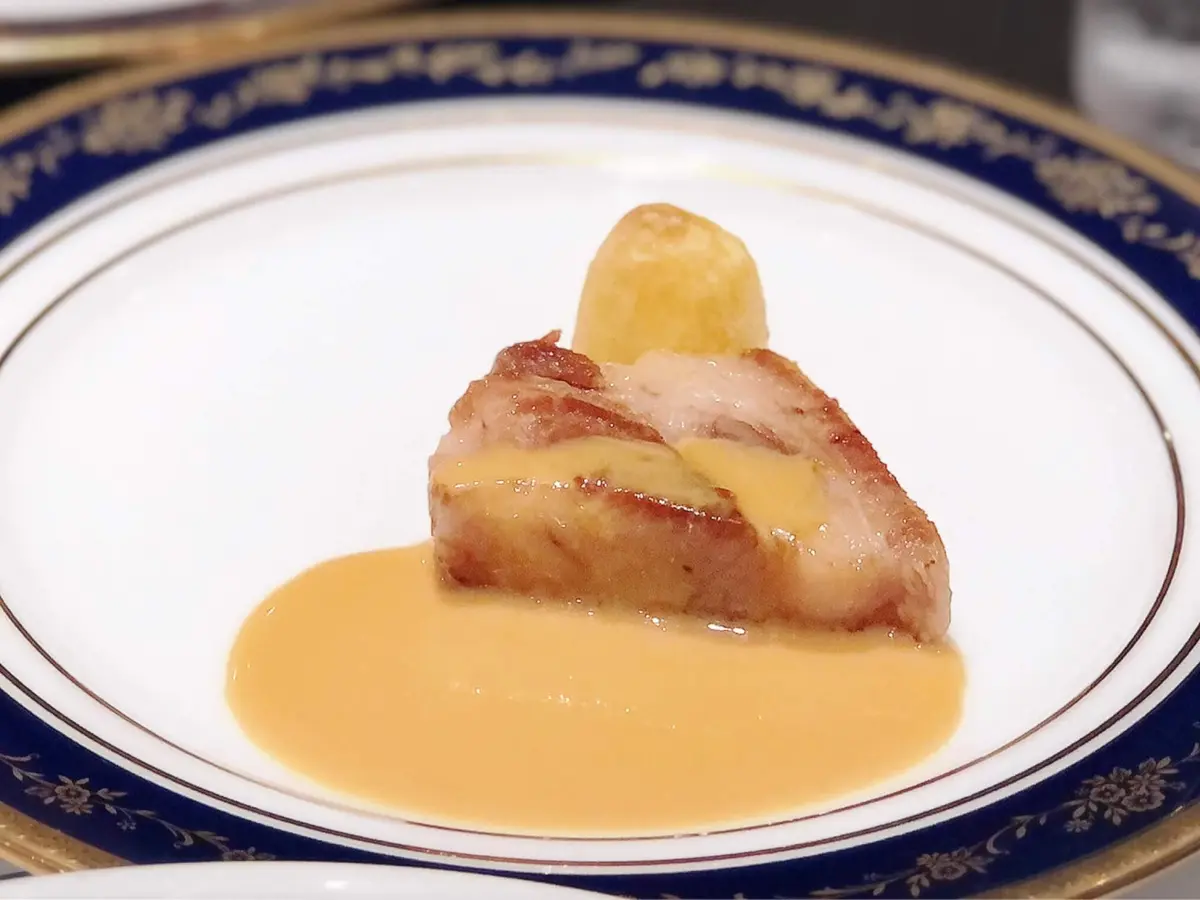 ランチビュッフェ。月替わりで替わるライブキッチン。この時はやわらかいジューシーな豚の肩ロースのお肉を熱々で。