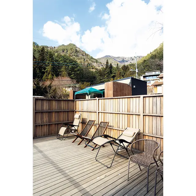 外気浴スペース。ここからもも  ちろん富士山を眺められる