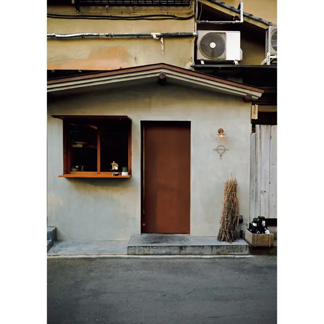 築70年の建物が路地の景色に溶け込む