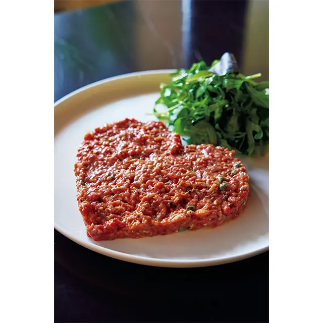 保健所の基準をクリアし提供する「生肉のタルタル」（写真は2人 分）。