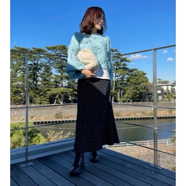 丈短ニットですっきり見え