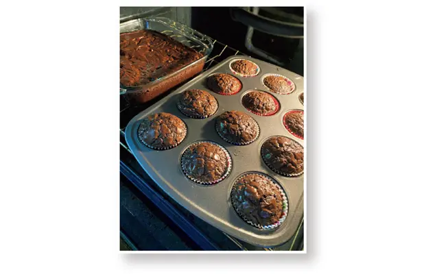 いっぺんに両方作れてしまうマフィンとブラウニー
