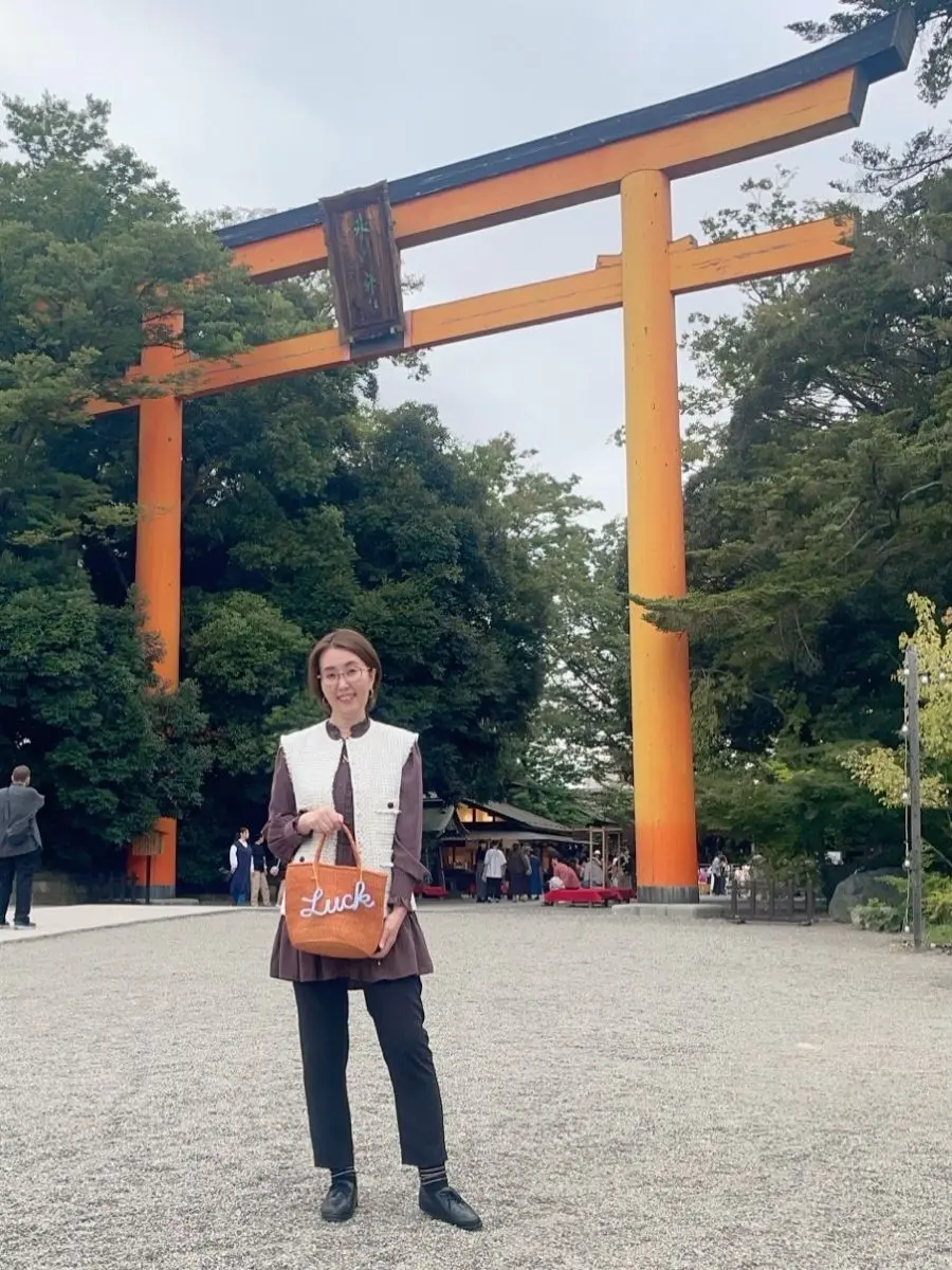 白いジレのコーデ