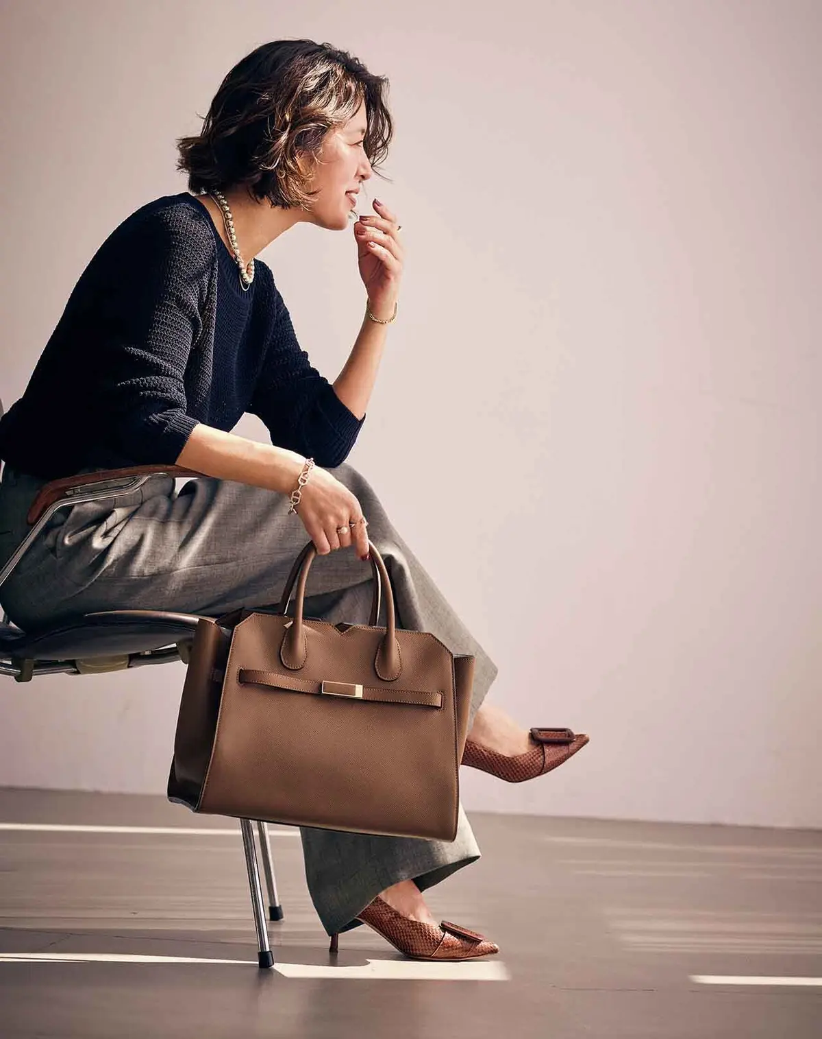 靴やバッグをブラウンにチェンジ