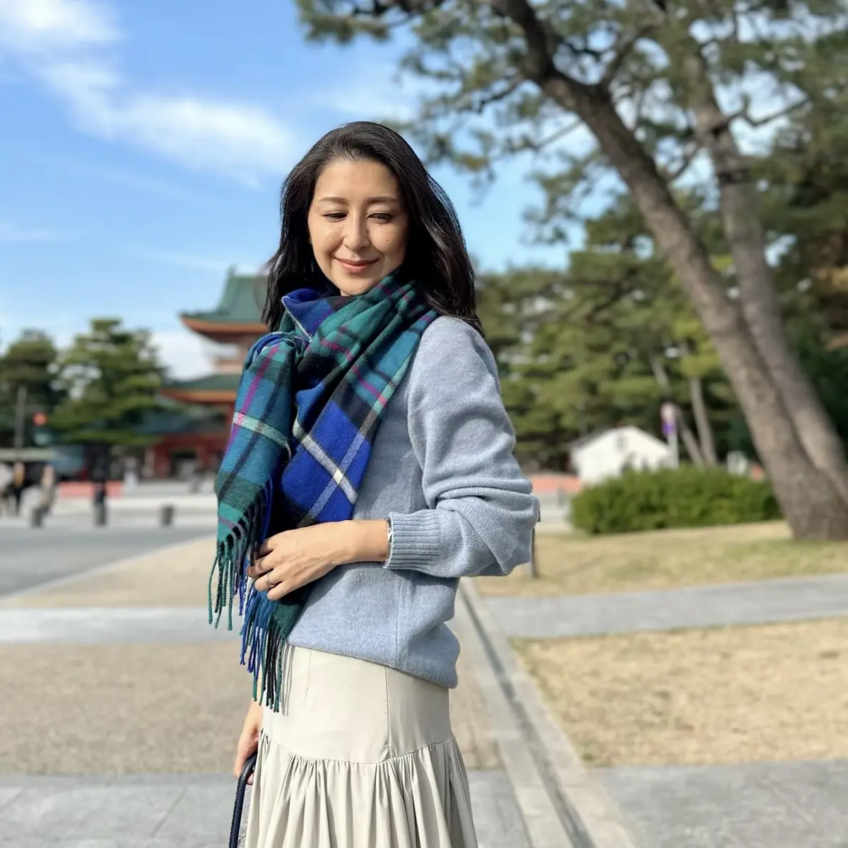 ユニクロ　水色のニット、ブレーのスカート、ブルー系チェック大判ストール