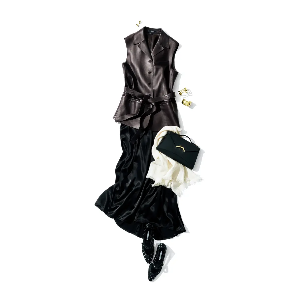 ブラウンレザーベストに黒ロングスカートを合わせたコーディネート