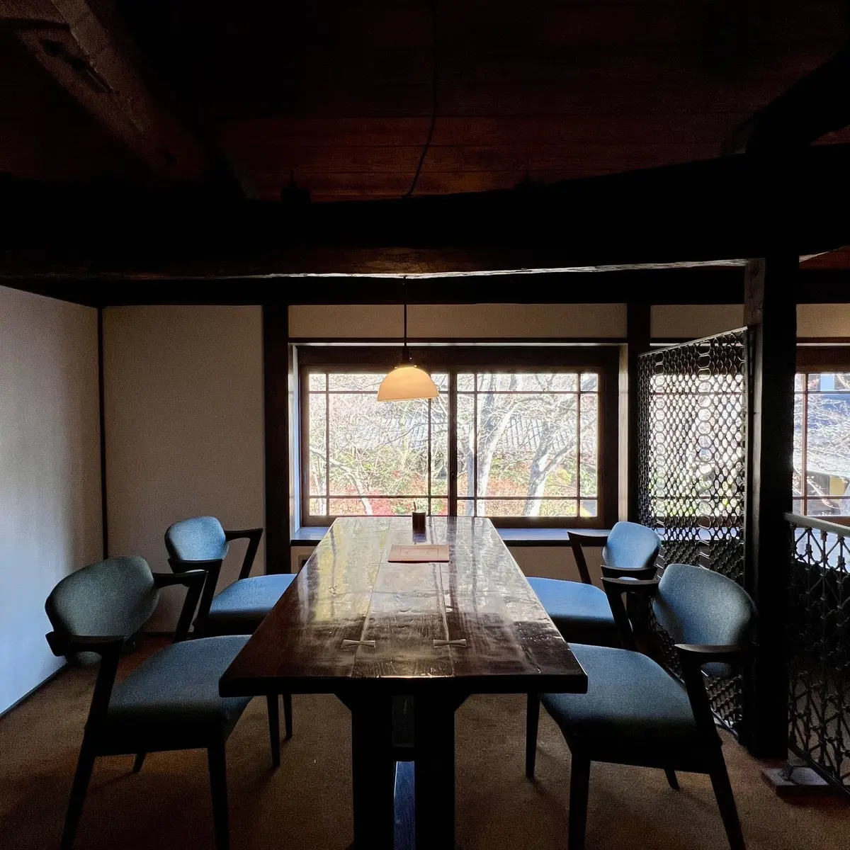 由布院「亀の井別荘」敷地内にあるカフェ「茶房 天井棧敷」店内席