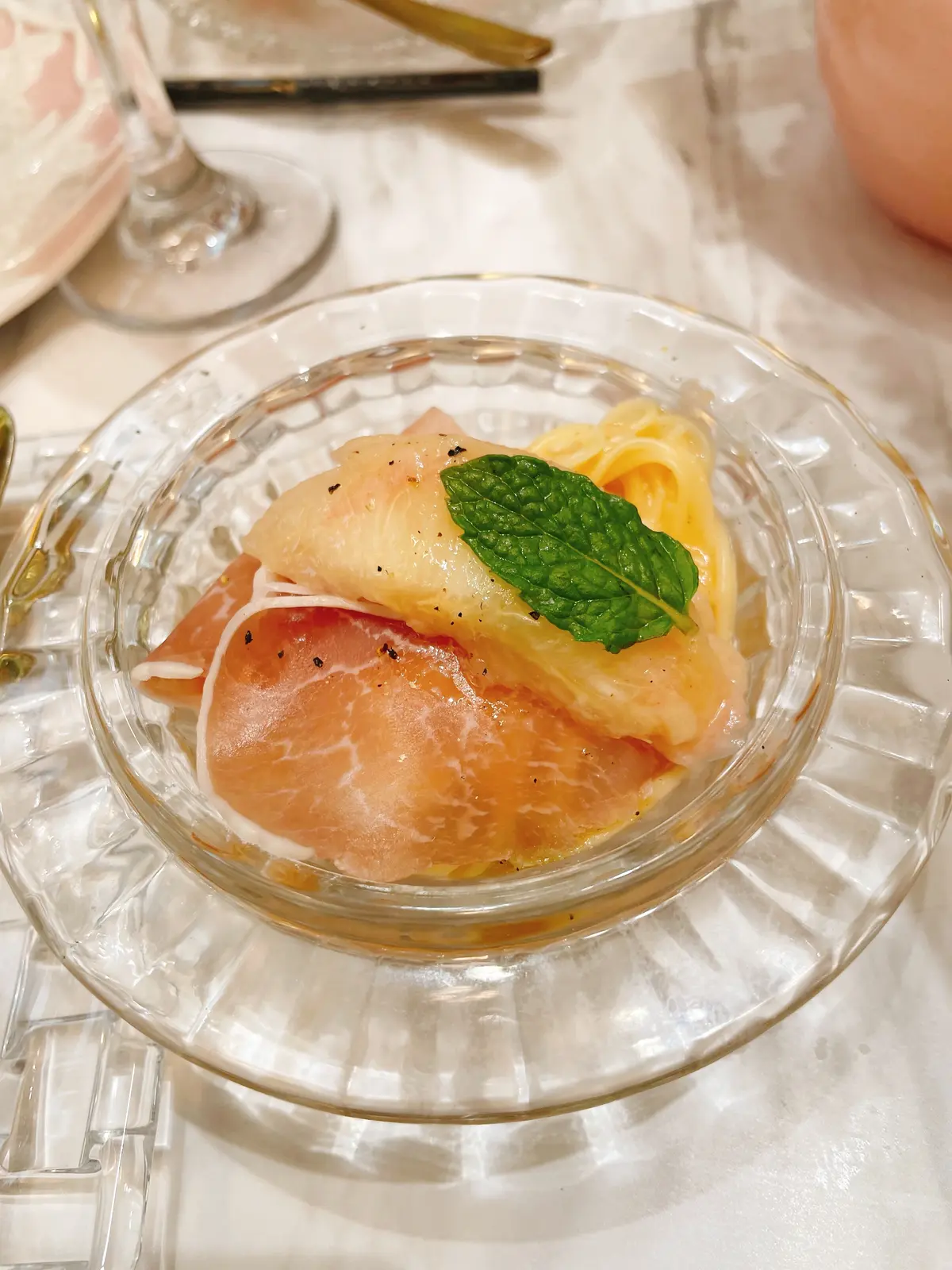 ケーキ、スイーツ、表参道、HAUTE COUTURE CAFE表参道、HAUTE COUTURE CAFE、オートクチュールカフェ、ピーチアフタヌーンティー、桃のアフタヌーンティー、桃パフェ、パフェ、ピンク、ピンクのワンピース、ワンピース、ノースリーブワンピース、ワンピースコーデ、ロングヘア、黒髪、可愛いアフタヌーンティー、美味しいアフタヌーンティー、豪華なアフタヌーンティー、お花の世界、店内、スイートピー、かすみそう、霞草、かすみ草、スイーツ、ムラングシャンティ―、マンゴー、パッション、生クリーム、クリーム、花びら、バラ、バラの花、バラの花びら、可愛い、生クリーム、桃と生ハムのカッペリーニ、冷製パスタ、細麺、、桃、ピーチ、