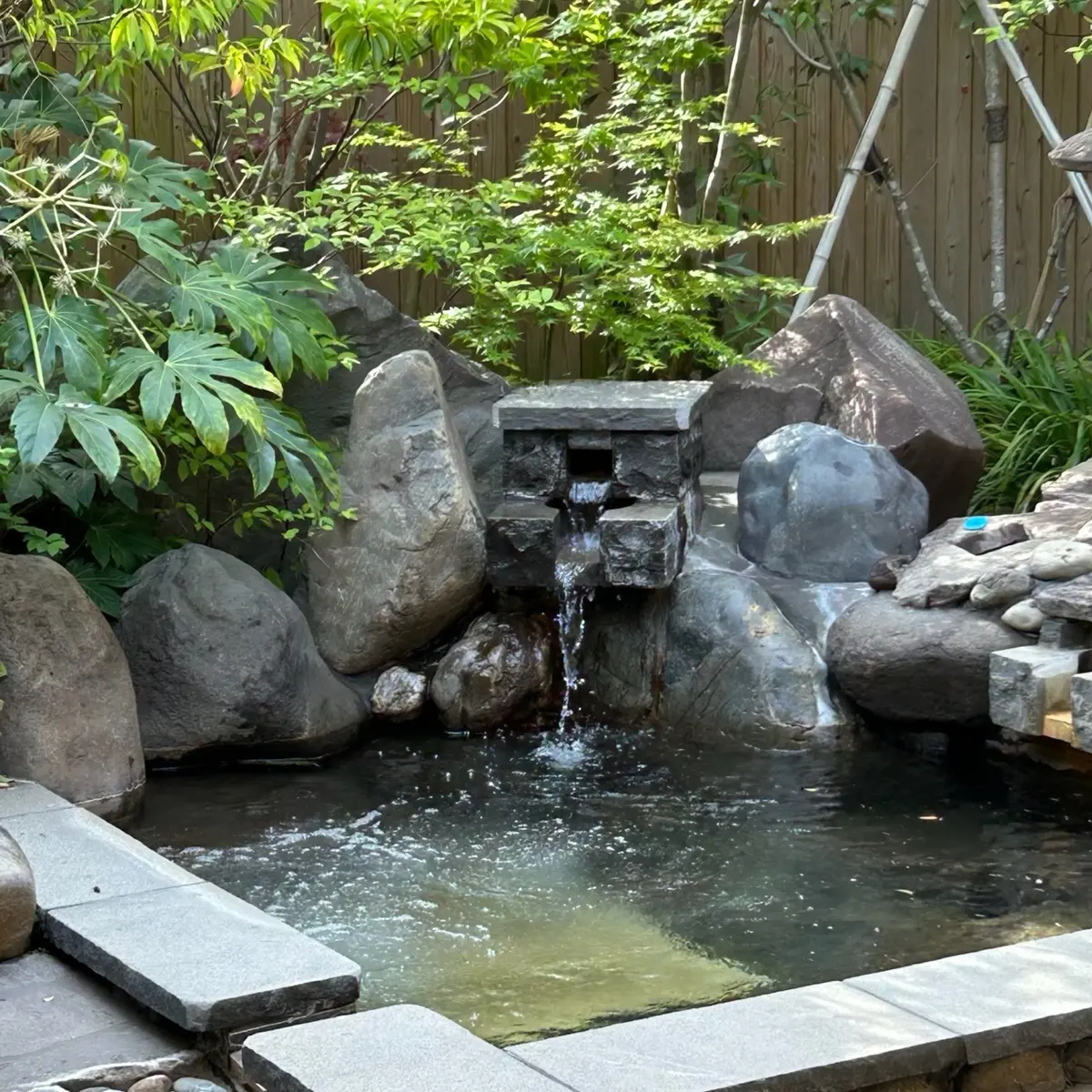 自室の露天風呂　岩風呂