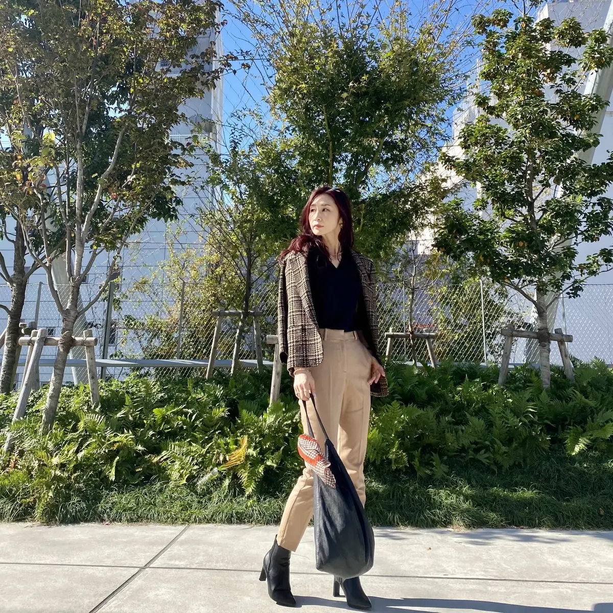 ツイードジャケットに黒T・濃いベージュのテーパードパンツ