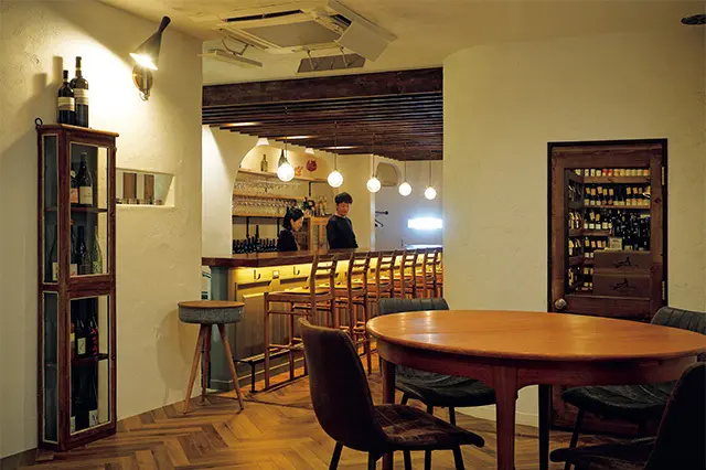 入って手前はカウンター席、奥はテーブル席