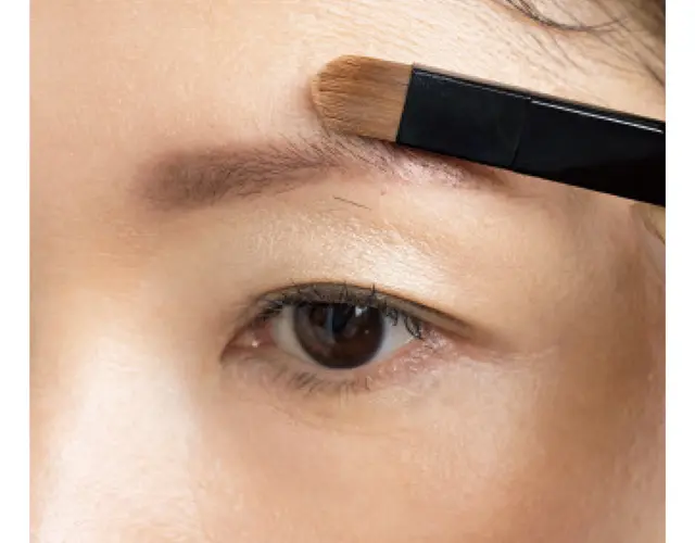 上側にはみ出している自眉は、