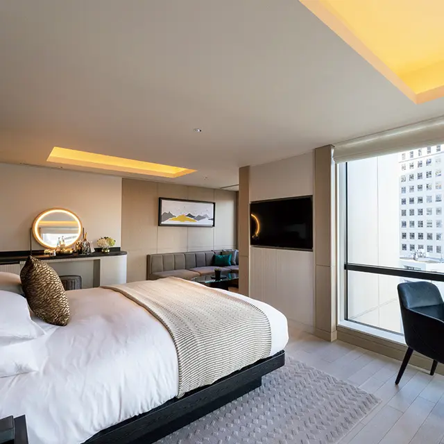 代々木公園を眺めるプレミアスイートキングの客室