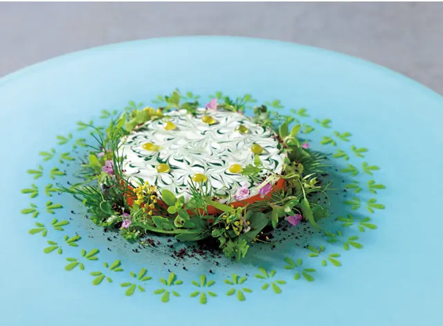 川を見渡すダイニングで、倉員直樹シェフが創作フランス料理を提供する「THE RAY」。1月からヴィーガンコースが登場し、美しさと味でも評判