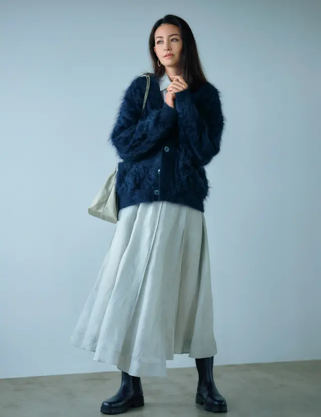 透けるシルクの重なりがさりげないクラス感を演出