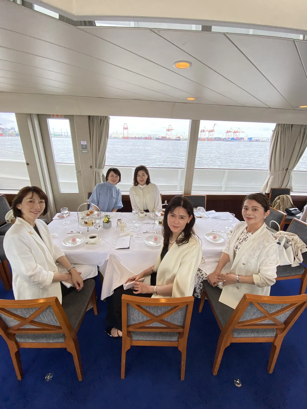 アフタヌーンティースタンドのスイーツと笑顔のJマダムたち