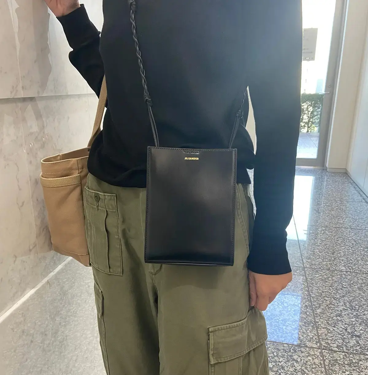 カジュアルスタイル派のK野は、ストラップの遊び心をシンプルなアクセントに