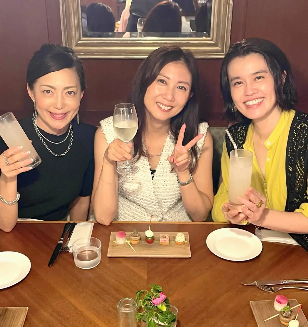 初秋のホワイトパンツコーデで表参道ランチの画像_4