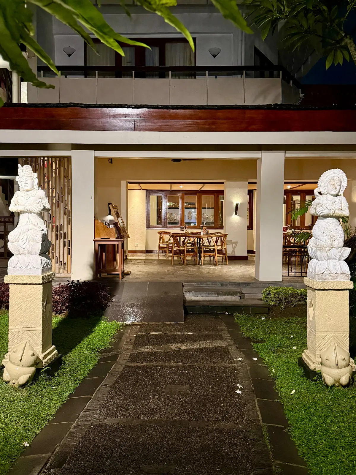 バリ島　サヌール　50代夫婦旅行　プラマサヌールビーチホテル　PRAMA SANUR BEACH BALI　Indonesia cuisine インドネシア料理レストラン　LadaResto