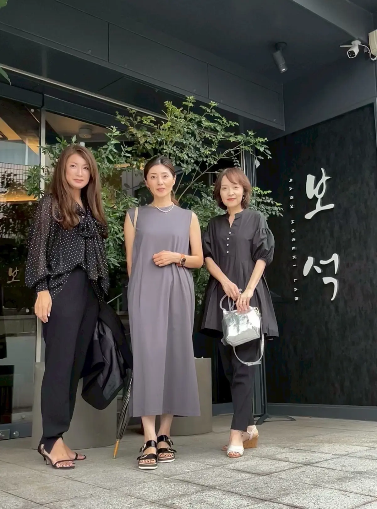 成城HOSEKIの前で記念撮影をするアラフィー女性3人