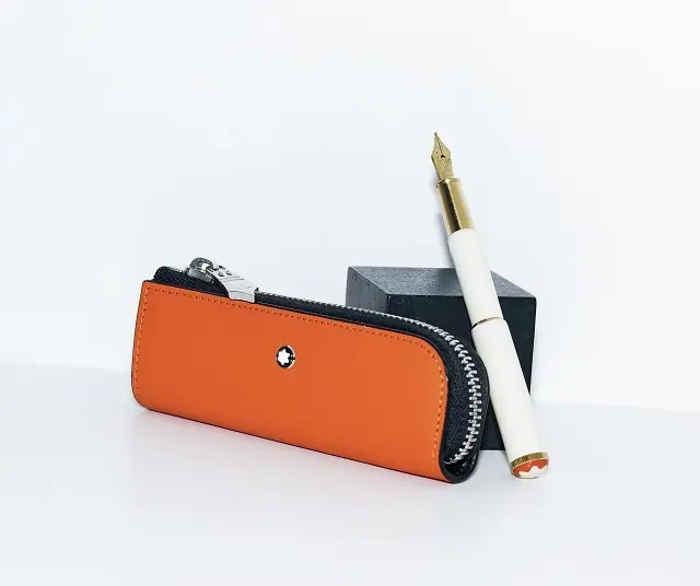 モンブランの 「ヘリテイジ ルージュ＆ノワール ベビー アイボリー 万年筆」