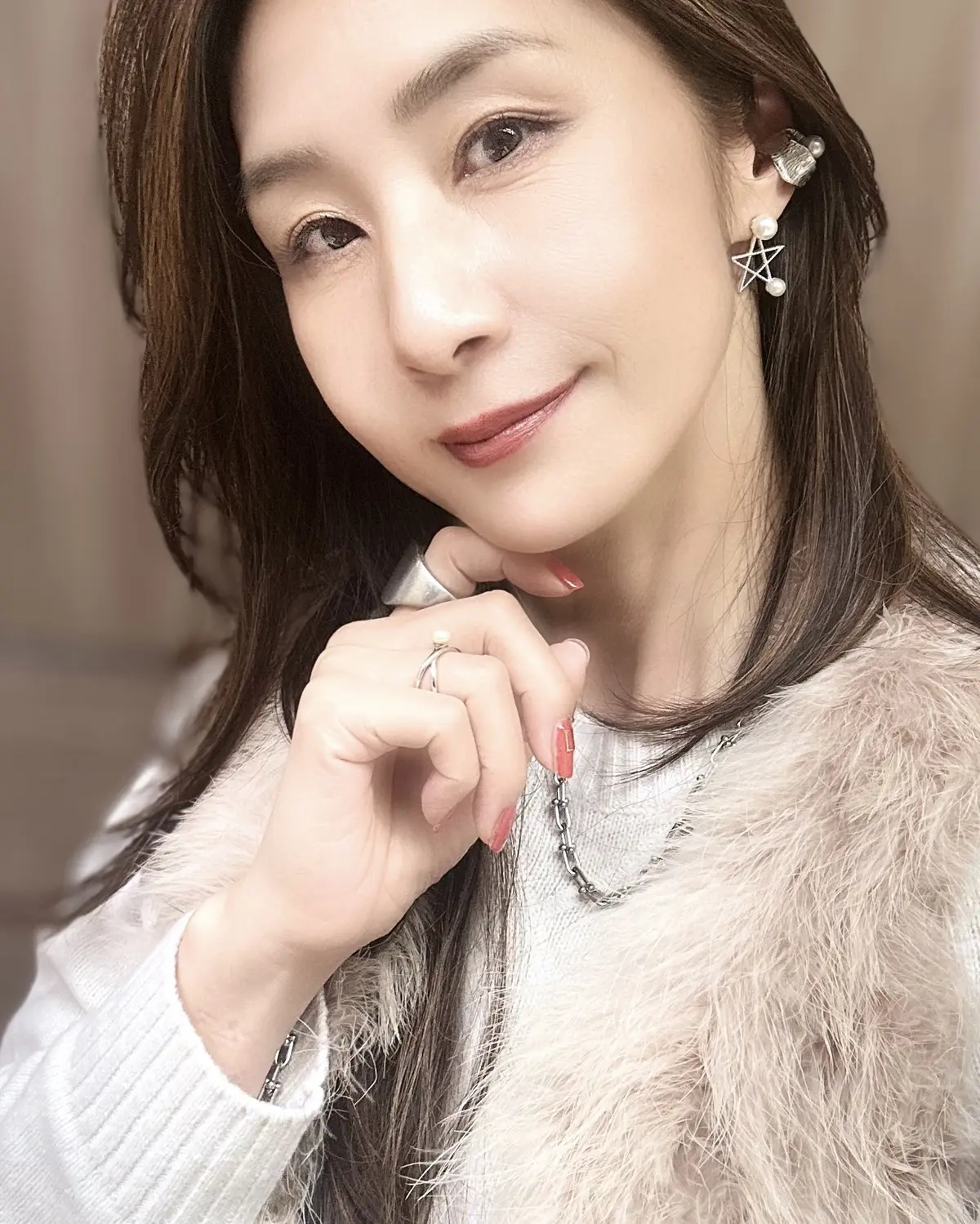 アクセサリーはシルバーとパールで艶と華やかさを