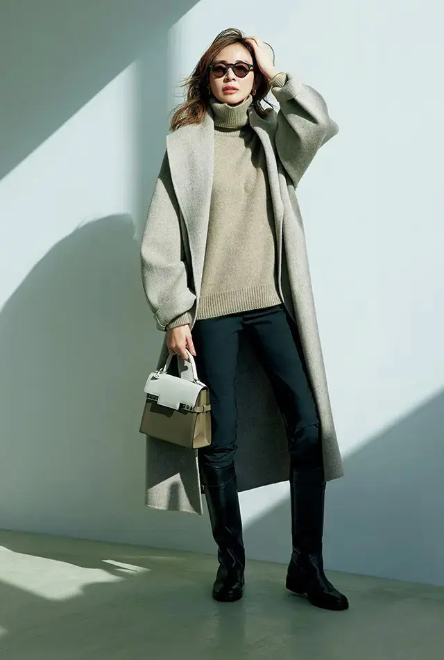 アクティブな黒パンツは女優顔のベージュコートで華やかなムードを盛って