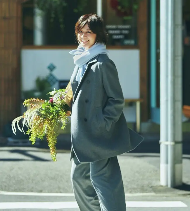 心惹かれるストーリーをまといピーコートで花を買いに